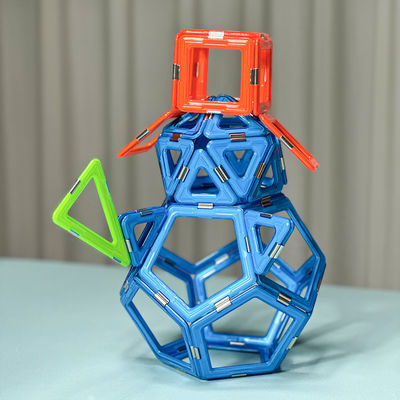 Sneeuwman vormt magnetische geometrische tegels bouwstenen voor creatieve geesten